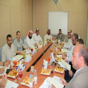 تحديد البرامج التعليمية في اجتماع عمادة خدمة المجتمع برؤساء الأقسام العلمية لكليات جامعة المجمعة