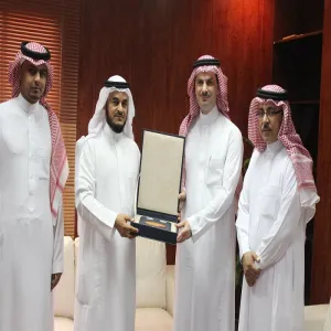 عمادة تقنية المعلومات تسلم تقريرها السنوي لوكيل الجامعة للدراسات العليا والبحث العلمي