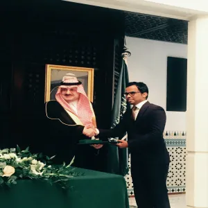 تكريم المبتعث الرشيدي في المملكة المتحدة نظير تفوقه دراسياً وبحثياً