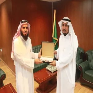 وكيل الجامعة للشؤون التعليمية يتسلم  التقرير السنوي لكلية التربية بالمجمعة