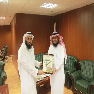 وكيل الجامعة للشؤون التعليمية يتسلم التقرير السنوي لكلية التربية بالزلفي