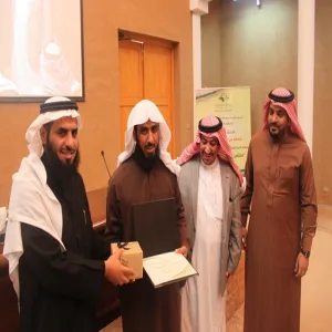 وكيلُ الجامعةِ للشؤونِ التعليميةِ يزورُ كليَة الغاطِ ويكرِّمُ موظفيها المتميزين