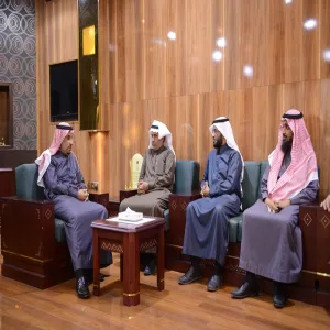 معالي مدير الجامعة يسلم تقرير الدراسة الأولية لعشائر جوالة الجامعة  لمعالي وزير التربية والتعليم رئيس جمعية الكشافة العربية السعودية