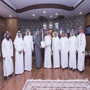 معالي مدير الجامعة يتسلم الخطة الإستراتيجية الثانية لكلية إدارة الأعمال