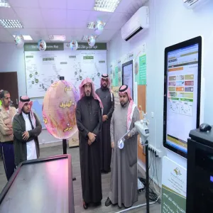 وكيل الجامعة يدشن الخدمات الذاتية لخدمة مركبات الجامعة والورشة المتنقلة لخدمة الكليات بالفروع