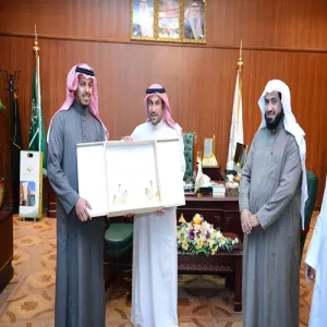 معالي مدير الجامعة يكرم الأستاذ محمد أباحسين