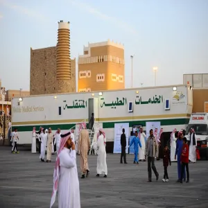 من انجازات الجامعة : خدمات طبية متنقلة تحتوي على عيادات متخصصة ومختبرات طبية تخدم المدن والمراكز والهجر