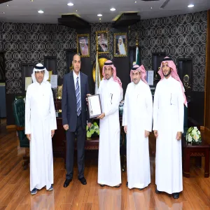 كلية الهندسة تهدي معالي مدير الجامعة أول براءة اختراع في مجال الهندسة الميكانيكية