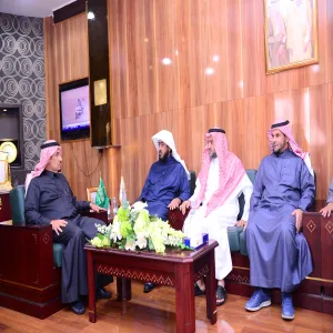 معالي مدير الجامعة يطلع على دليل مؤشرات قياس الأداء للخطة الإستراتيجية الثانية