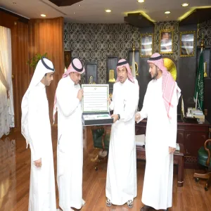 معالي مدير الجامعة يطلع على الدليل الإجرائي وتقرير إنجازات عمادة شؤون أعضاء هيئة التدريس والموظفين