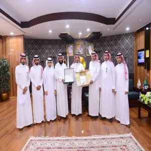 معالي مدير الجامعة يتسلم التقرير السنوي لإدارة المراجعة الداخلية