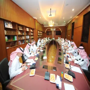 خلال الاجتماع التشاوري مدير الجامعة يطلع على عدد من التقارير واستعدادات وحدات الجامعة للعام القادم
