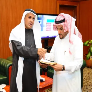 معالي مدير الجامعة يستقبل مدير عام الشؤون الإدارية والمالية ومدير الإدارة المالية ويستلم الحساب الختامي للعام المالي