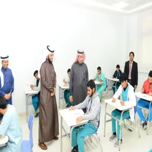 معالي مدير الجامعة يقوم بجولة تفقدية على قاعات الطلاب للاطلاع على سير الاختبارات