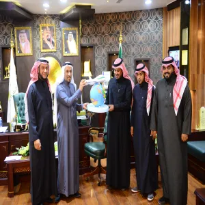 معالي مدير الجامعة يطلع على التقرير الخاص بأوامر الإركاب للسنة المالية 1436هـ