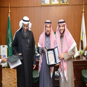 معالي مدير الجامعة يستقبل عميد كلية العلوم الطبية التطبيقية والمبتعث/ عبدالعزيز الكثيري لتهنئته بمناسبة حصوله على جائزة التميز الأكاديمي من أفضل عشر جامعات أمريكية