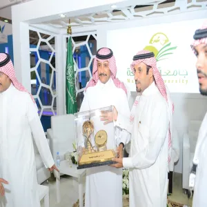 سمو محافظ المجمعة يزور جناح الجامعة ويطلع على أركانه