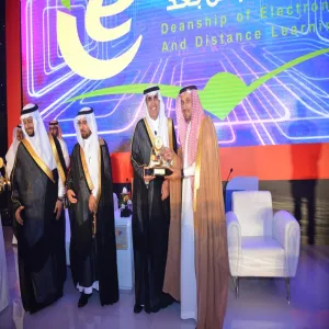 معالي وزير التعليم يكرم معالي مدير الجامعة