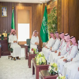 معالي مدير الجامعة يستقبل منسوبي الإدارة العامة للخدمات ويتسلم التقرير السنوي للإدارة
