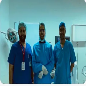 فريق طبي من الجامعة ينهي معاناة مريضة بزراعة محفز أعصاب أسفل العمود الفقري