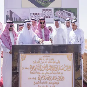 كأحد المشاريع الاستثمارية :  معالي مدير الجامعة يضع حجر الأساس لمشروع فندق الجامعة