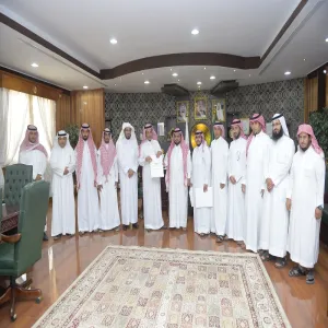 معالي مدير الجامعة يتسلم التقرير السنوي للإدارة العامة للخدمات ووثيقة الجامعة لخدمة النقل الجامعي