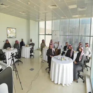 مركز رعاية المستفيدين ( تواصل ) يعقد لقاءه الأول