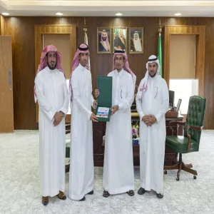 معالي مدير الجامعة يطلع على التقرير السنوي لنادي أصدقاء بنك الدم