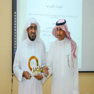 وكيل الجامعة يختتم برنامج البحث الإجرائي ويسلم الشهادات للمشاركين