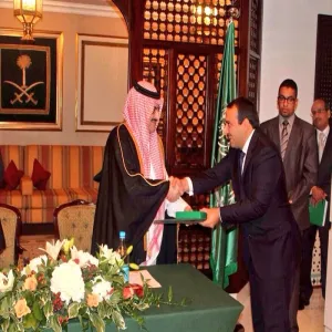 سفير خادم الحرمين بالمملكة المتحدة يكرم مبتعث الجامعة العبدالكريم