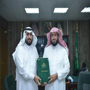 وكيل الجامعة يزور كلية العلوم والدراسات الإنسانية برماح ويتسلم نسخة من التقرير السنوي للكلية