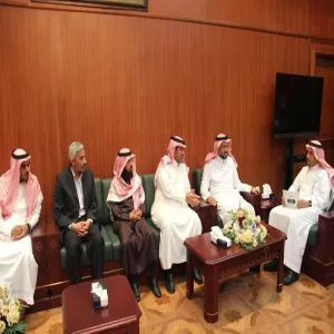 زيارة فريق من الإدارة العامة للتخطيط والتطوير الإداري لمعالي مدير الجامعة