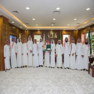 معالي مدير الجامعة يتسلم التقرير الختامي لعمادة شؤون الطلاب