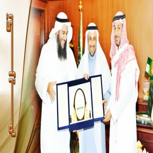 معالي مدير الجامعة يكرم وكيلة كلية العلوم الطبية التطبيقية
