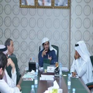 وكالة الجامعة تتابع مناقشة عرض مقترح مشروع التحكم في الهواء الداخلي لمختبرات الجامعة