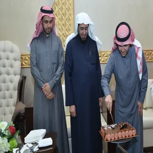 منسوبو وكالة الجامعة يحتفلون بالزميل الموظف ثامر المطيري