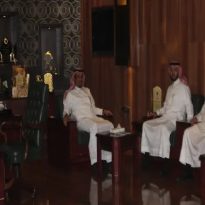 عميد الطب ورؤوساء الأقسام يلتقون معالي مدير الجامعة في مكتبه