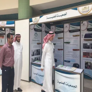 سعادة وكيل الجامعة للدراسات العليا والبحث العلمي في زيارة لمعرض ملتقى الجامعة للبحث العلمي والدراسات العليا