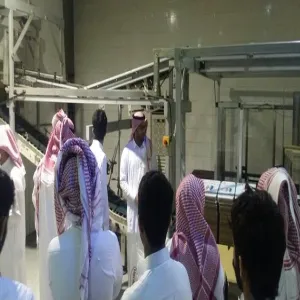 طلاب الجامعة يزورون مصنع حياة للمياه بالزلفي