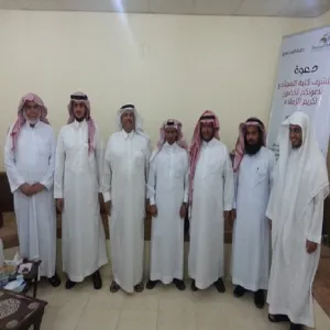 عميد الكلية يكرم مجموعة من الزملاء المبتعثين لحصولهم على درجة الدكتوراة في تخصصاتهم